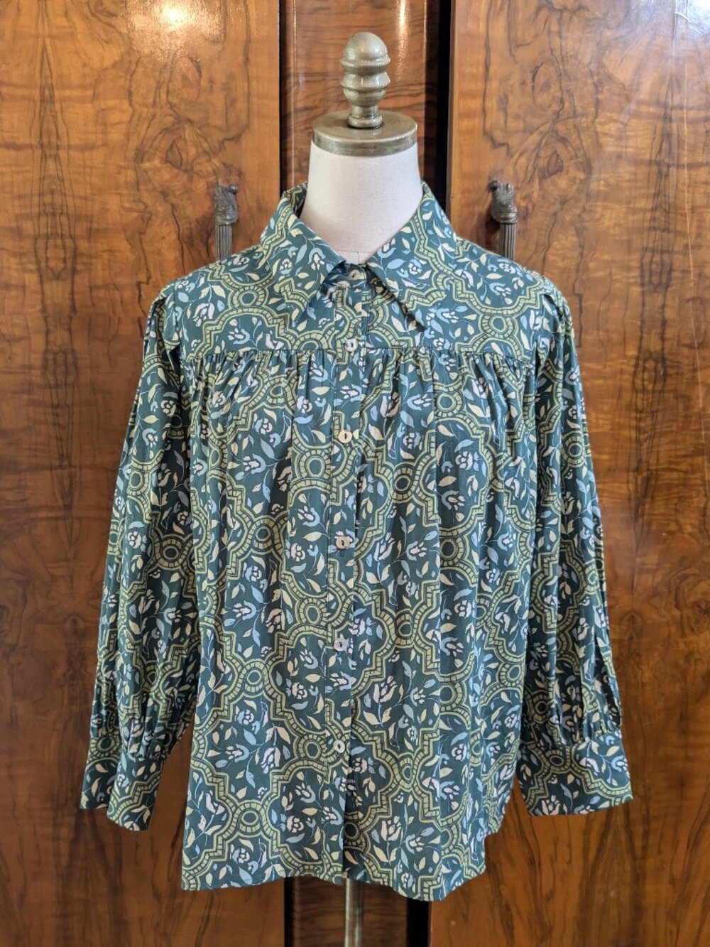 AVARA Flores Top S Green Medallion Tile Print Boho Peasant Blouse Bishop Sleeve